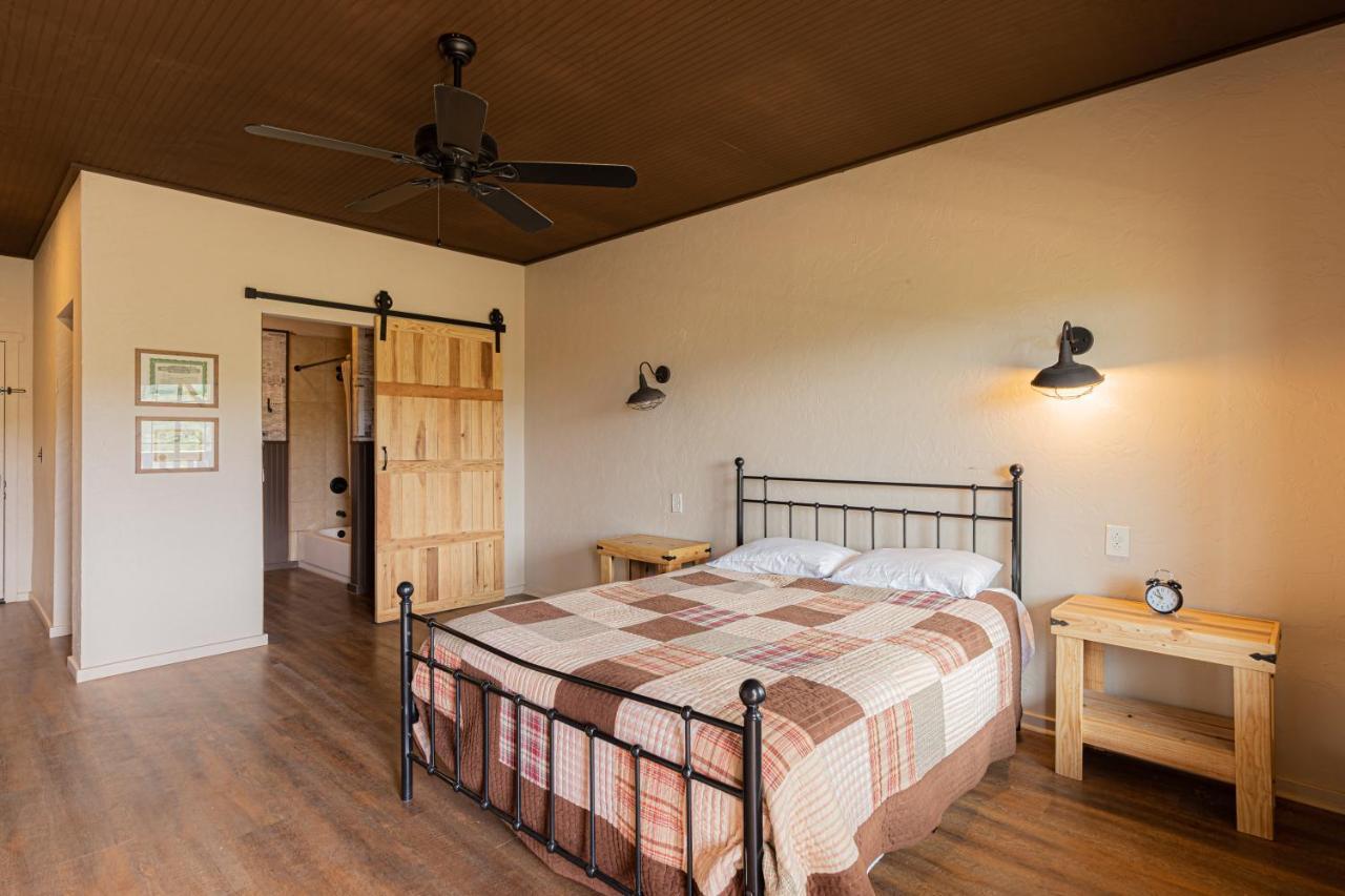 -Pet Friendly- Miners Cabin #5 -Two Double Beds - Private Balcony ทูมสโตน ภายนอก รูปภาพ