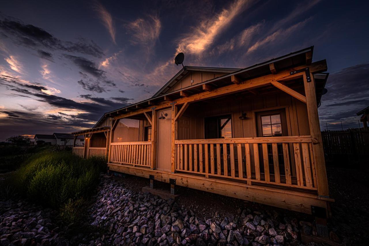 -Pet Friendly- Miners Cabin #5 -Two Double Beds - Private Balcony ทูมสโตน ภายนอก รูปภาพ