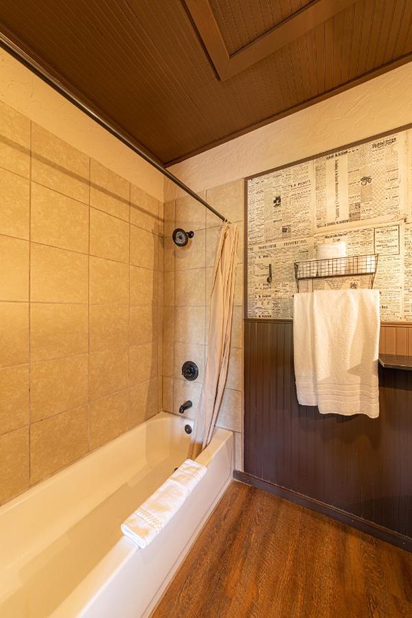 -Pet Friendly- Miners Cabin #5 -Two Double Beds - Private Balcony ทูมสโตน ภายนอก รูปภาพ