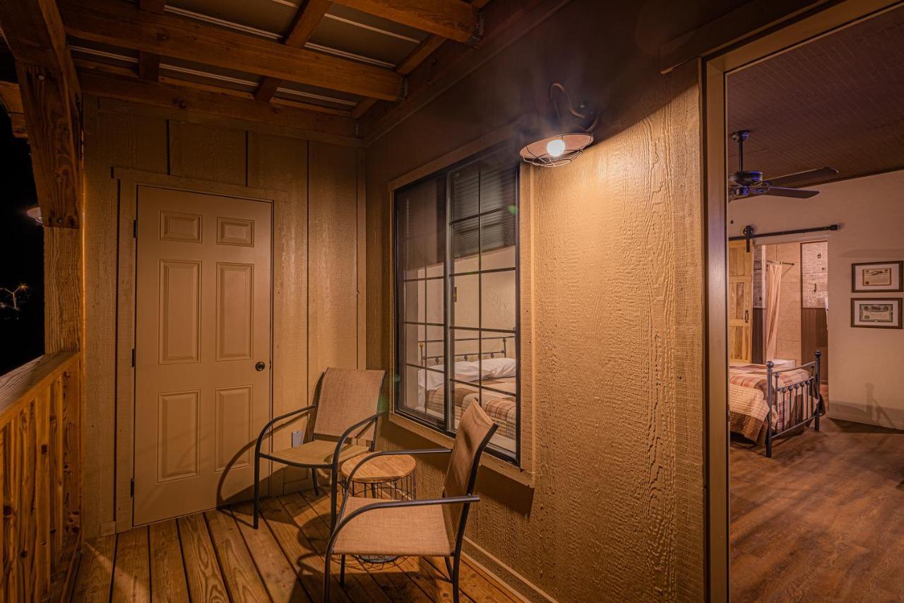 -Pet Friendly- Miners Cabin #5 -Two Double Beds - Private Balcony ทูมสโตน ภายนอก รูปภาพ