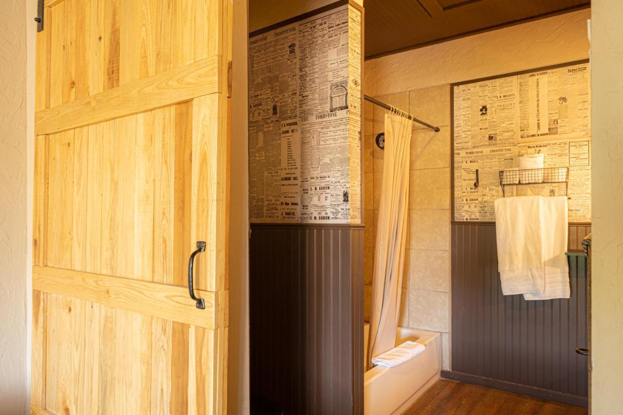 -Pet Friendly- Miners Cabin #5 -Two Double Beds - Private Balcony ทูมสโตน ภายนอก รูปภาพ