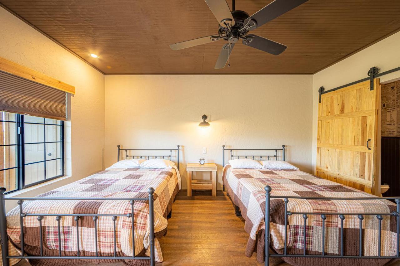 -Pet Friendly- Miners Cabin #5 -Two Double Beds - Private Balcony ทูมสโตน ภายนอก รูปภาพ