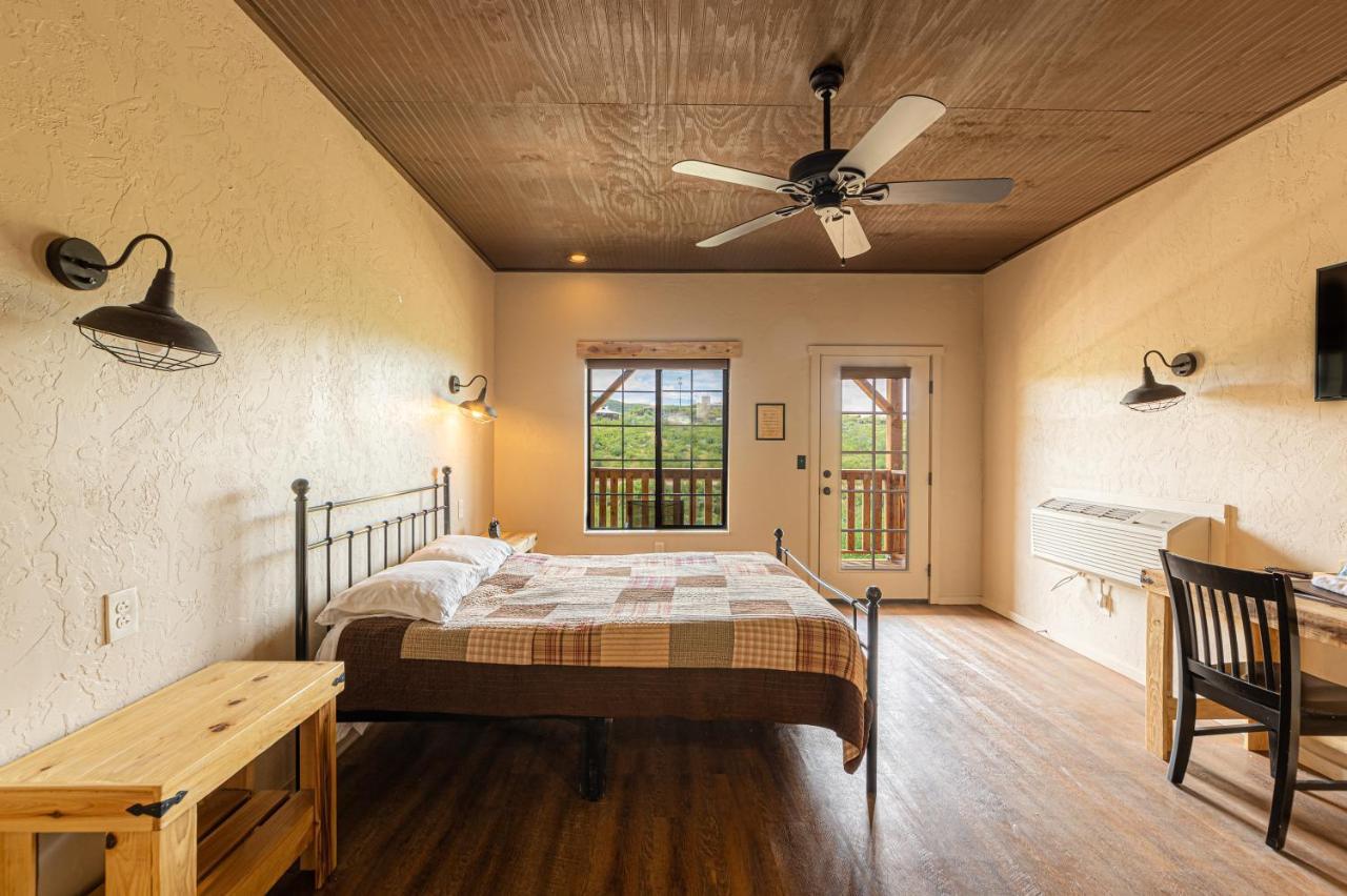 -Pet Friendly- Miners Cabin #5 -Two Double Beds - Private Balcony ทูมสโตน ภายนอก รูปภาพ