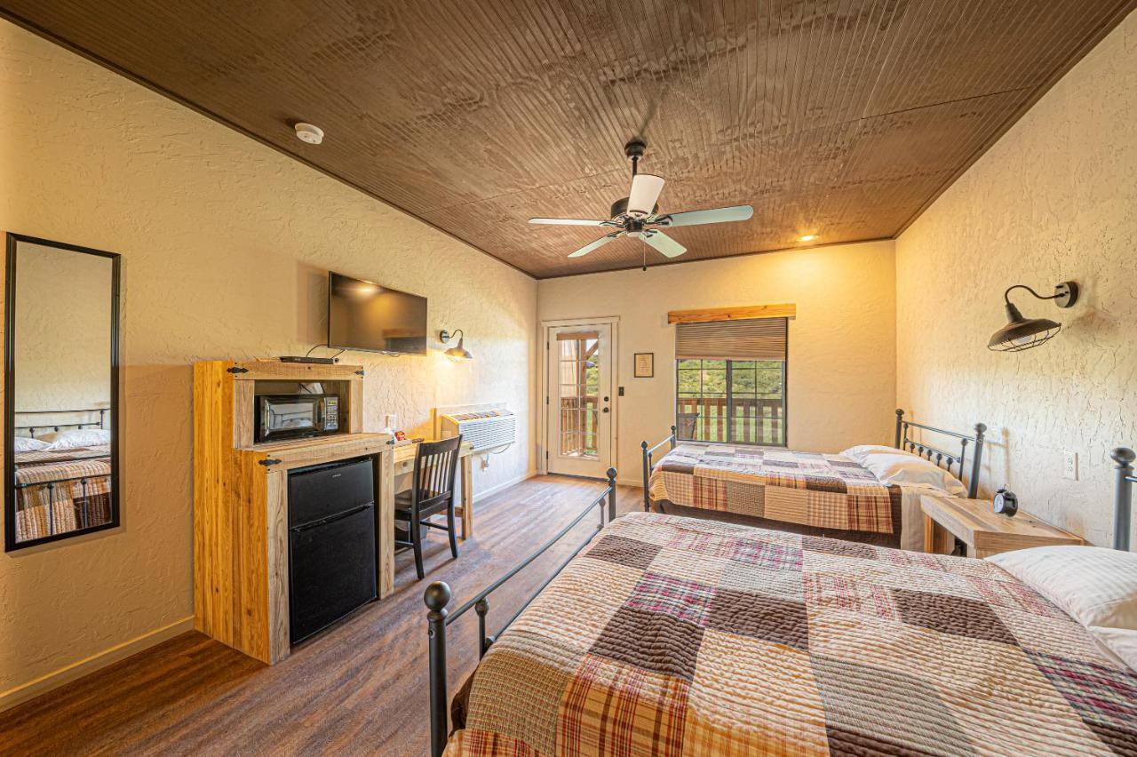 -Pet Friendly- Miners Cabin #5 -Two Double Beds - Private Balcony ทูมสโตน ภายนอก รูปภาพ