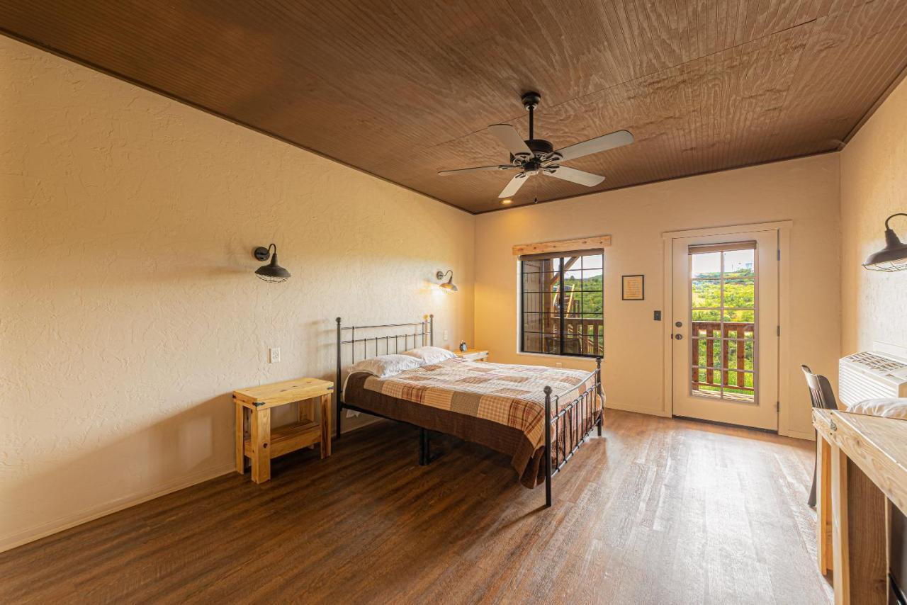 -Pet Friendly- Miners Cabin #5 -Two Double Beds - Private Balcony ทูมสโตน ภายนอก รูปภาพ